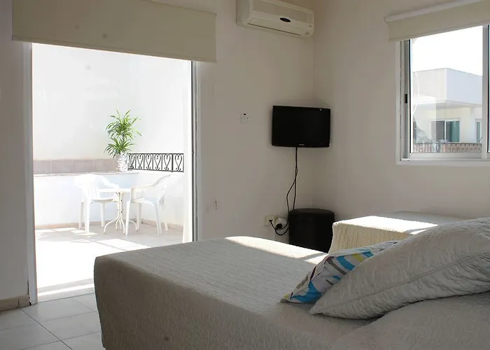 Roseum Boutique فندق لارنكا