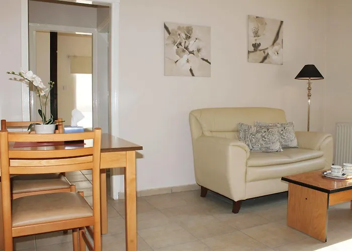 Roseum Boutique فندق لارنكا