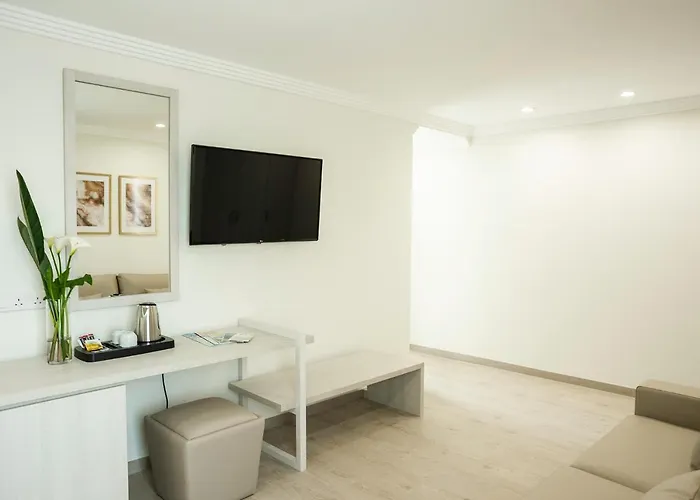 Roseum Boutique لارنكا